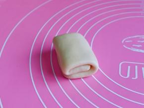 再折起来，收口朝下，依次做完。