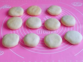 依次做好的酥饼胚。