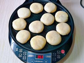 电饼铛预热，刷少许食用油，再把酥饼胚摆放在烤盘上。