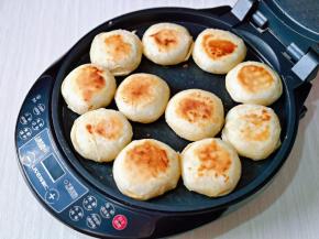 大约4-5分钟，酥饼已经两面金黄啦！