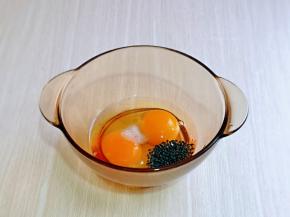 首先将鸡蛋磕入碗中，加入盐，熟黑芝麻。