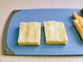 吐司片。将四边切掉，切掉的边不要浪费哈，可以放锅里煎一下，香酥香酥的，超好吃。