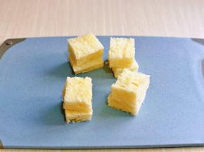 再把吐司片一切四。