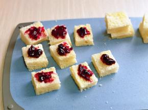 在没块吐司上盛入蓝莓酱，多与少可以根据个人口味来。