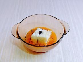 两片叠加再一起，放入蛋液中，均匀的裹上蛋液。