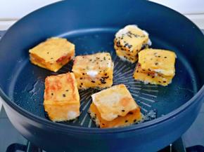 依次裹好的蛋液，放入平底锅中，小火煎至四面金黄即可。