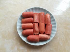 热狗香肠提前解冻，每一根切成3小块