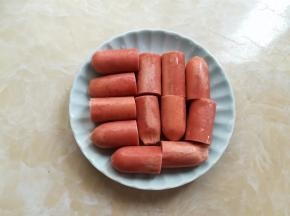 热狗香肠提前解冻，每一根切成3小块