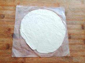 手抓饼取出，揭掉上面一层防粘的薄膜。手抓饼很薄，不用提前解冻，解冻了后太软，后面反而不好卷起来