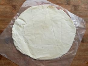 手抓饼像图片上那样，每一张中间切成4块长的三角形面片，边缘2张是半圆的