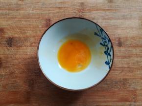 准备半个生的鸡蛋黄，另外的部分可以用来做菜用。这个时候去预热烤箱上下火200度10分钟