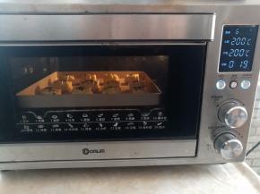 手抓饼香肠卷放到烤箱中层，设置上下火200度烤19-20分钟