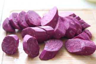 紫薯去皮，切块