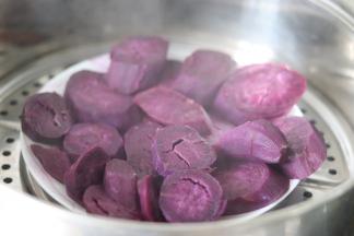 放到蒸笼里蒸熟，一般蒸15-20分钟就可以了。