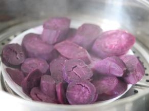 放到蒸笼里蒸熟，一般蒸15-20分钟就可以了。