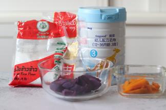 准备食材，南瓜块可以和紫薯一起蒸，用于最后做装饰用。