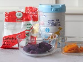 准备食材，南瓜块可以和紫薯一起蒸，用于最后做装饰用。