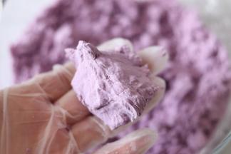 戴好手套，用手使劲的在捏搓匀，最后的状态是，握一把可以成团