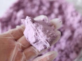 戴好手套，用手使劲的在捏搓匀，最后的状态是，握一把可以成团