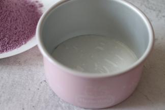 之后，找到一个圆形模具，我用的是学厨6寸的活底模具，模具中涂一层油，底部放入油纸。