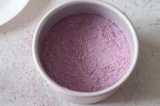 把过筛好的湿粉，轻轻的倒入到模具中，如果不好操作，可以借助勺子，挖进去，但是切记不要压它，否则过筛就白过了。让粉类依旧保持蓬松的状态。