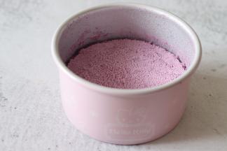 蒸好之后，揭开保鲜，覆盖保鲜膜的作用是防止水滴落掉进去，影响蓬松口感。也可以顶部放一个大盘子，只要可以防止水滴落进去就可以。