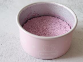 蒸好之后，揭开保鲜，覆盖保鲜膜的作用是防止水滴落掉进去，影响蓬松口感。也可以顶部放一个大盘子，只要可以防止水滴落进去就可以。
