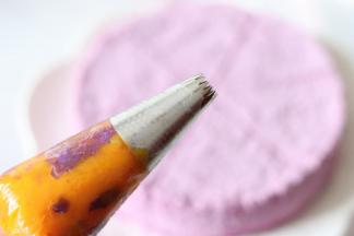 南瓜泥和紫薯泥混合，放到花型裱花嘴的袋中。我们稍微对紫薯糕做装饰。