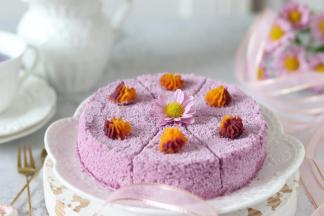 用刀把紫薯米糕等分成6分，挤上南瓜 小花。一个漂亮的小点心就制作好了。家中有小朋友的，一定特别喜欢。