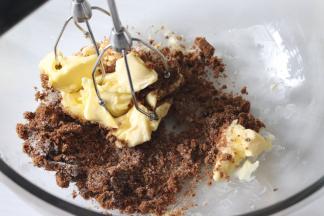 黄油微波炉软化，或者可以用电热吹风机辅助变软。变软后，放入所有的糖，用打蛋器和糖混匀，之后开启打蛋器，搅打黄油和糖，把它们融合。