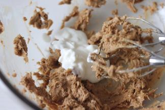 黄油和糖搅打到，略微发白的时候，就可以了，加入浓稠酸奶，继续搅打均匀。