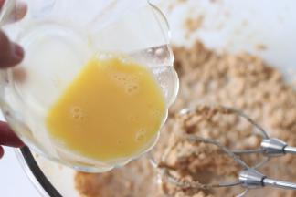 鸡蛋液分3次，和刚才的混合物，搅打均匀。让蛋液和黄油充分的融合。