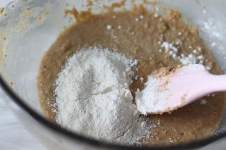 之后筛入1半的粉类混合物（面粉、泡打粉、盐）。用刮刀压拌。