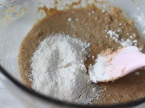 之后筛入1半的粉类混合物（面粉、泡打粉、盐）。用刮刀压拌。