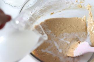 倒入1半的牛奶，继续搅匀，再过筛加入剩余的面粉，拌匀，最后倒入剩余的牛奶，搅拌成均匀的面糊。