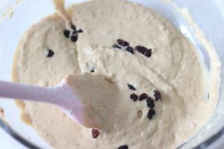 放入葡萄干，拌一拌，加入葡萄干或者蔓越莓干等，会让蛋糕吃起来更美味。