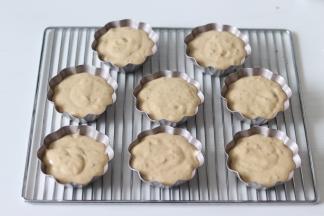 把面糊分装到学厨模具中，大约8分满，这些刚好是8杯的量。放到烤网上。