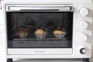 放入烤箱中，用烘焙功能。180度预热好的烤箱中，以180度烘烤22分钟