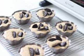 把准备好的巧克力块，和奥利奥插入到蛋糕糊中，量可以根据自己的喜好程度添加。