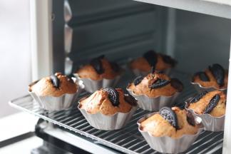 烘烤结束，取出，稍微凉温，就可以脱模了。因为玛芬蛋糕油比较多，所以可以很轻易的脱模。