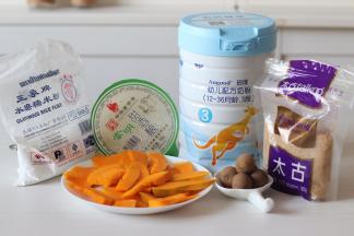 准备食材，酒酿一般超市有售。南瓜切片，蒸熟，干桂圆剥出肉。