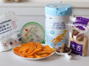 准备食材，酒酿一般超市有售。南瓜切片，蒸熟，干桂圆剥出肉。