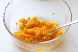 南瓜蒸熟以后，用叉子压成细腻的南瓜泥，取75克，晾温。