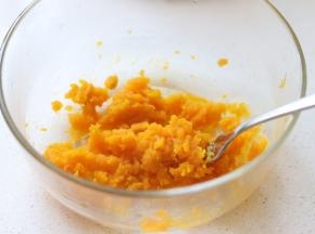 南瓜蒸熟以后，用叉子压成细腻的南瓜泥，取75克，晾温。
