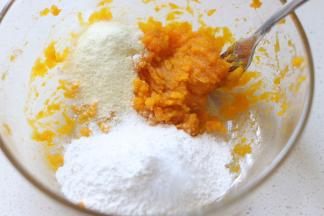 放入奶粉，糯米粉，因为南瓜泥有湿有干，而且糯米粉不同牌子的吸水也不同，所以最好预留多一些糯米粉，最后再酌情加入