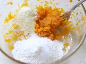 放入奶粉，糯米粉，因为南瓜泥有湿有干，而且糯米粉不同牌子的吸水也不同，所以最好预留多一些糯米粉，最后再酌情加入