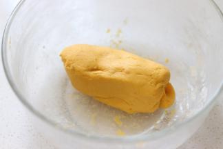之后用手把面团揉匀，最好带好一次性手套，揉的过程中，如果面团太软，可以加入糯米粉，来调整面团，让面团的状态达到软硬适中的程度，像耳垂一样的柔软度。