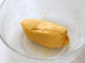 之后用手把面团揉匀，最好带好一次性手套，揉的过程中，如果面团太软，可以加入糯米粉，来调整面团，让面团的状态达到软硬适中的程度，像耳垂一样的柔软度。