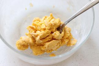 先用叉子把南瓜泥和粉类拌匀，扮成一个面团。