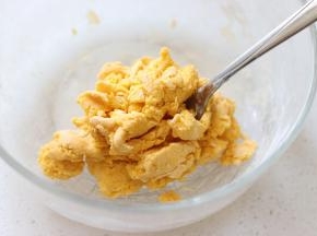 先用叉子把南瓜泥和粉类拌匀，扮成一个面团。